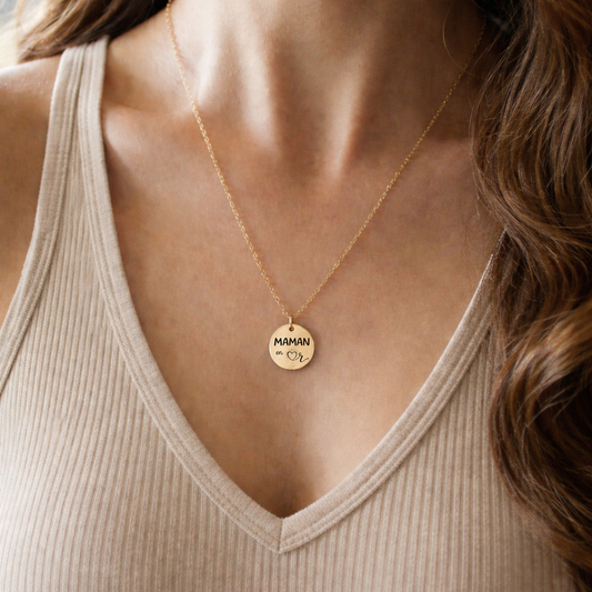 Collier maman personnalisé porté femme médaille dorée